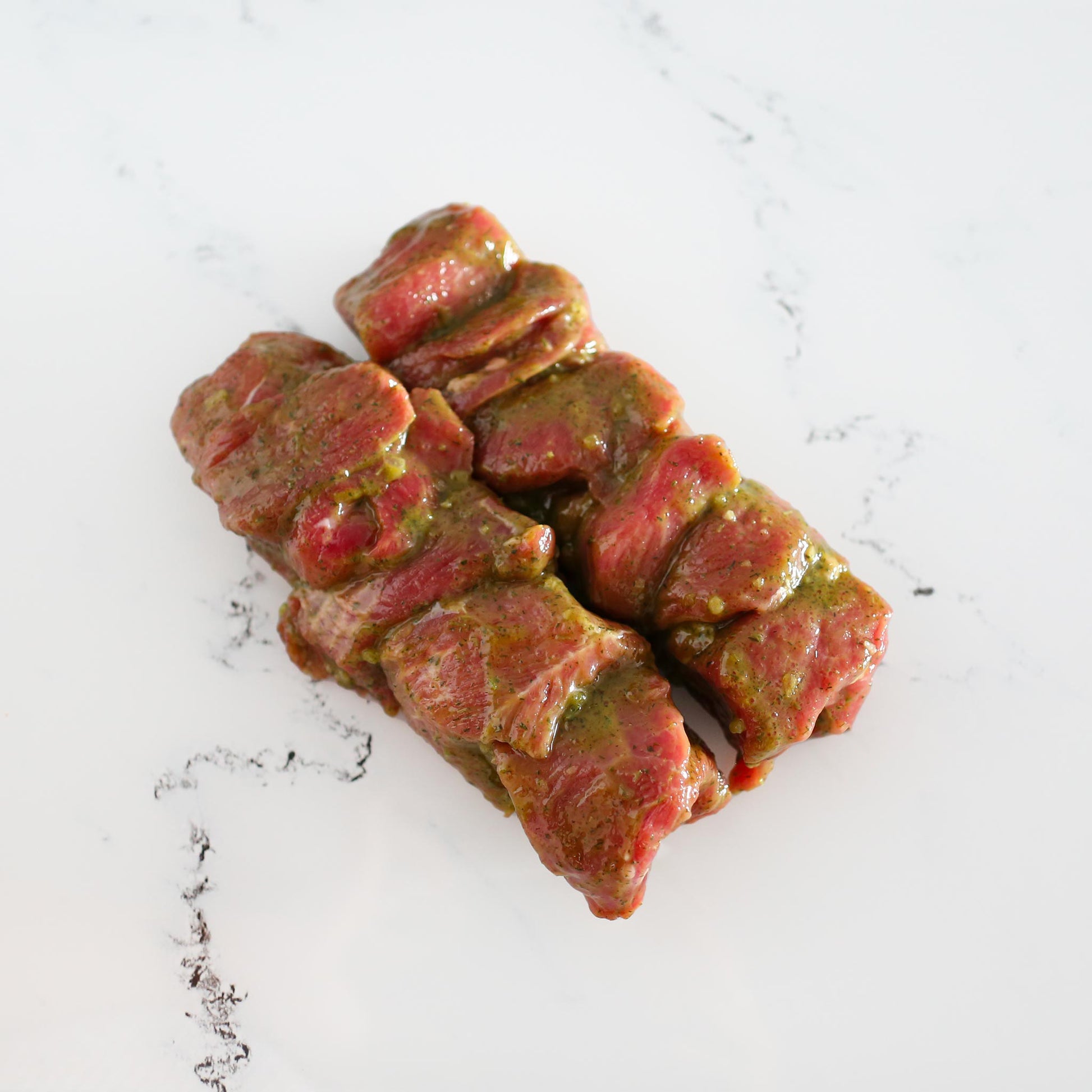 Viande à brochette d'agneau marinée Maître d'Hôtel